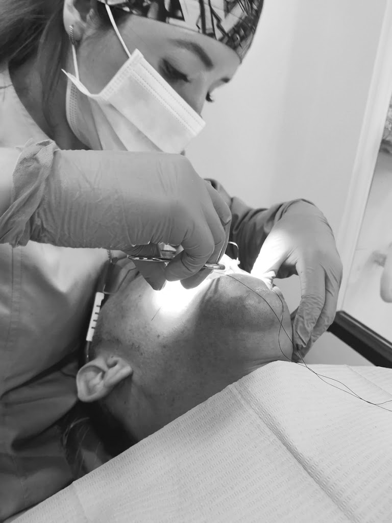 Especialista realizando un procedimiento de odontología estética en Chía